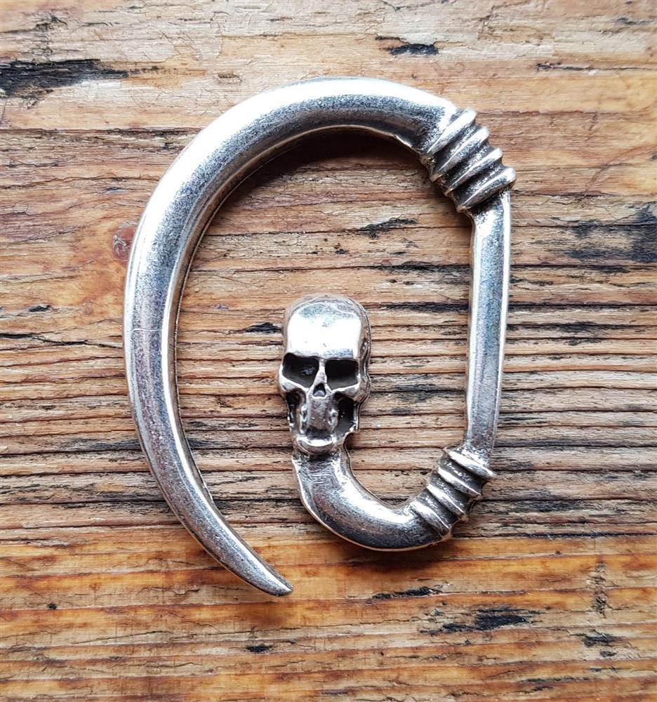 Totenkopf Hakenverschluss Mantelverschluss silberfarben