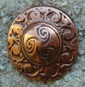 Kupferfarbener Zierbeschlag „Celtic Circle“ – Keltische Rüstungsniete mit Triskele-Motiv