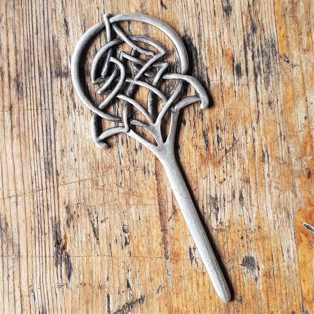 Haarnadel „NIAMH“ – Silberfarbene Haarnadel mit keltischem Rundknoten