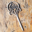 Haarnadel „NIAMH“ – Silberfarbene Haarnadel mit keltischem Rundknoten