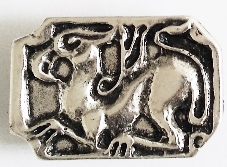 [N-014-1] Silberfarbener Zierbeschlag „Kimera“ – Mittelalterliche Chimären-Zierniete 45 x 30 mm mit 4 Nieten