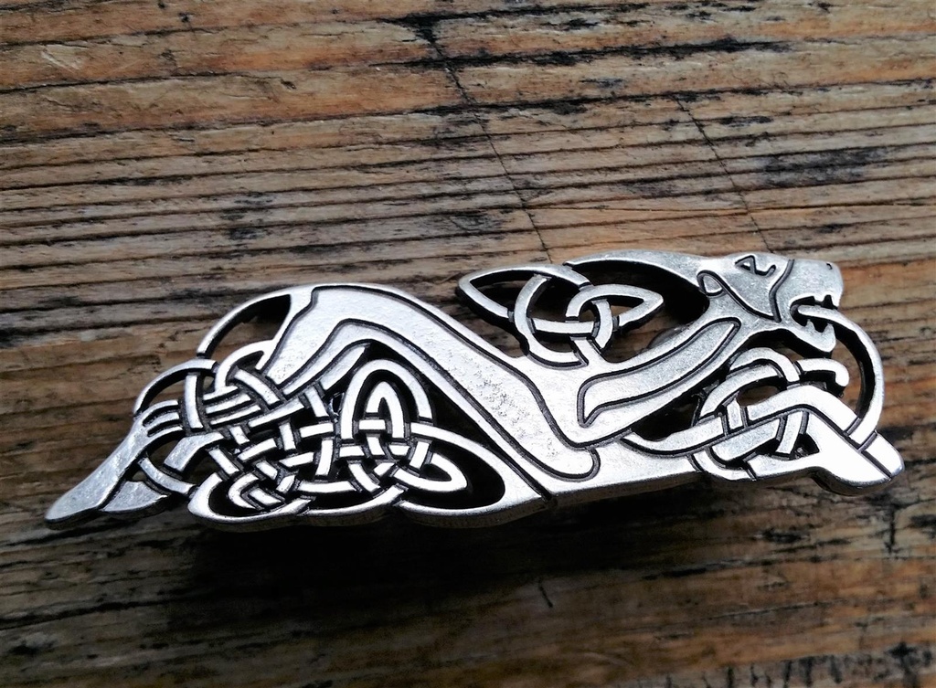 Keltischer Hund, nach rechts schauend, silberfarbener Beschlag