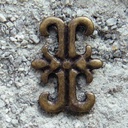 Lilien-Kreuz altmessing – 35 mm mittelalterlicher Beschlag mit Zierniete & Fleur-de-Lys-Design