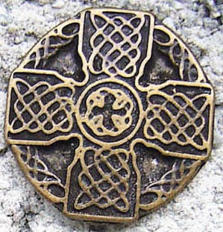 keltisches Flechtkreuz, altmessingfarbener Beschlag