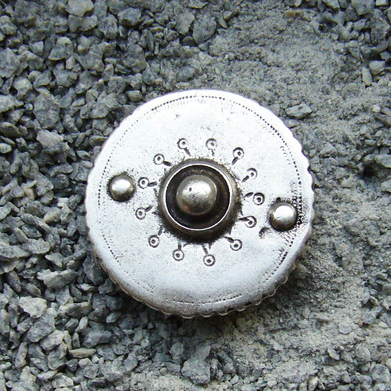 [N-117-1] Silberfarbener Schildbeschlag Ø 40 mm – Großer nordischer Buckel aus Zamak