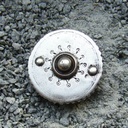 Silberfarbener Schildbeschlag Ø 40 mm – Großer nordischer Buckel aus Zamak