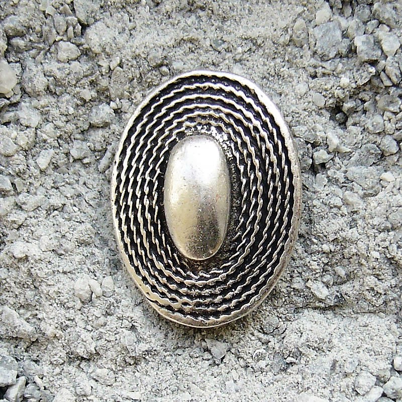 ovale Buckelniete, silberfarbener Beschlag