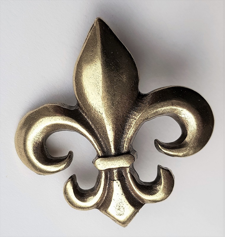 heraldische Lilie, messingfarbener Beschlag