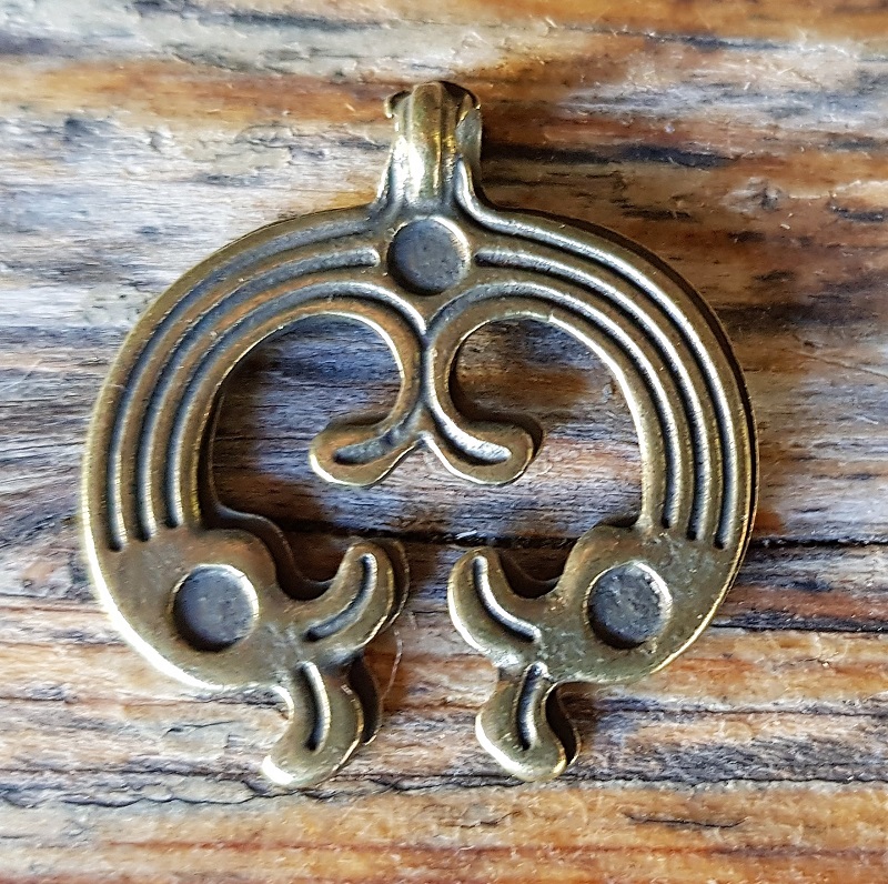 Keltische Enten Anhänger messingfarben – Historischer Symbolschmuck aus Zamak