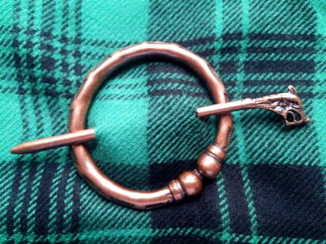 nordische Plaid-Fibel Ball, kupferfarben