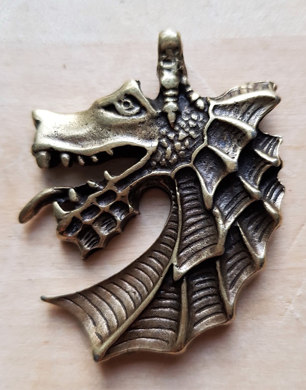 [P-5128-2] Nordischer Drachenkopf Anhänger messingfarben – Detailreicher Mythologie-Schmuck aus Zamak