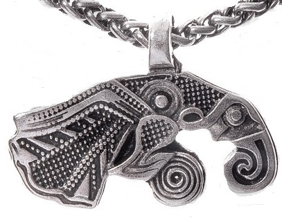 Rabe Hugin Anhänger silberfarben – Odins Gedanke als Symbolschmuck aus Zamak