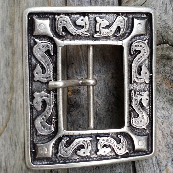 Baltic Gürtelschließe silberfarben – Rechteckige 4 cm Mittelalterschließe mit Tierornamentik aus dem Baltikum