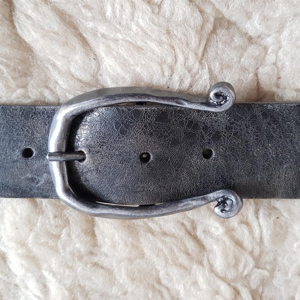 Dornschließe „Omega“ – Eisenfarbene Schnalle in geschmiedeter Mittelalter-Optik für 4 cm Gürtel