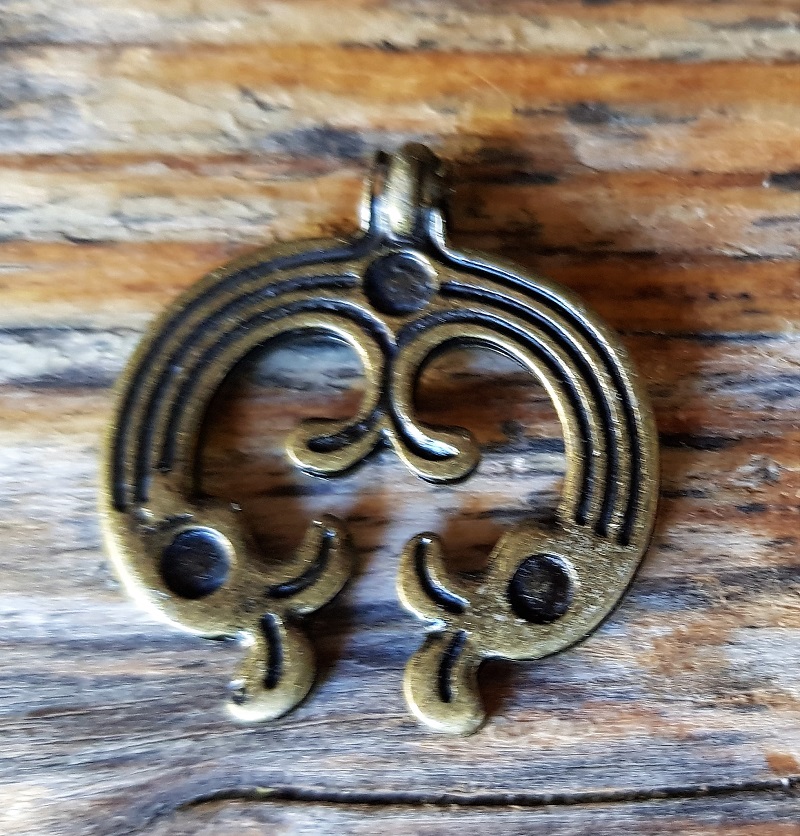 Keltische Enten Anhänger altmessingfarben – Symbolschmuck aus Zamak im historischen Stil