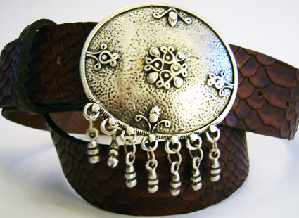 Gürtelschließe Jasmin silberfarben – 4 cm orientalische Fantasy-Schnalle mit Anhängern für LARP & Gewandung