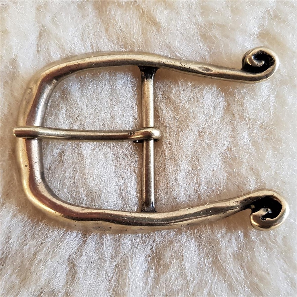 Dornschließe „Omega“ – Messingfarbene Schnalle in mittelalterlicher Schmiede-Optik für 4 cm Gürtel