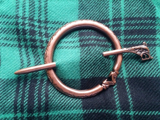 nordische Plaid-Fibel Snake, kupferfarben