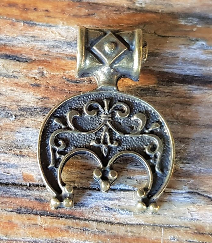 [P-5125-2] Magyar Anhänger messingfarben – Kleiner Symbolanhänger aus Zamak im traditionellen Stil