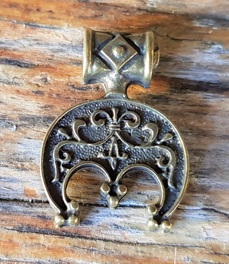 [P-5125-2] Magyar Anhänger messingfarben – Kleiner Symbolanhänger aus Zamak im traditionellen Stil