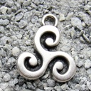 Triskele Anhänger silberfarben – Keltisches Symbol der Dreieinigkeit aus Zamak