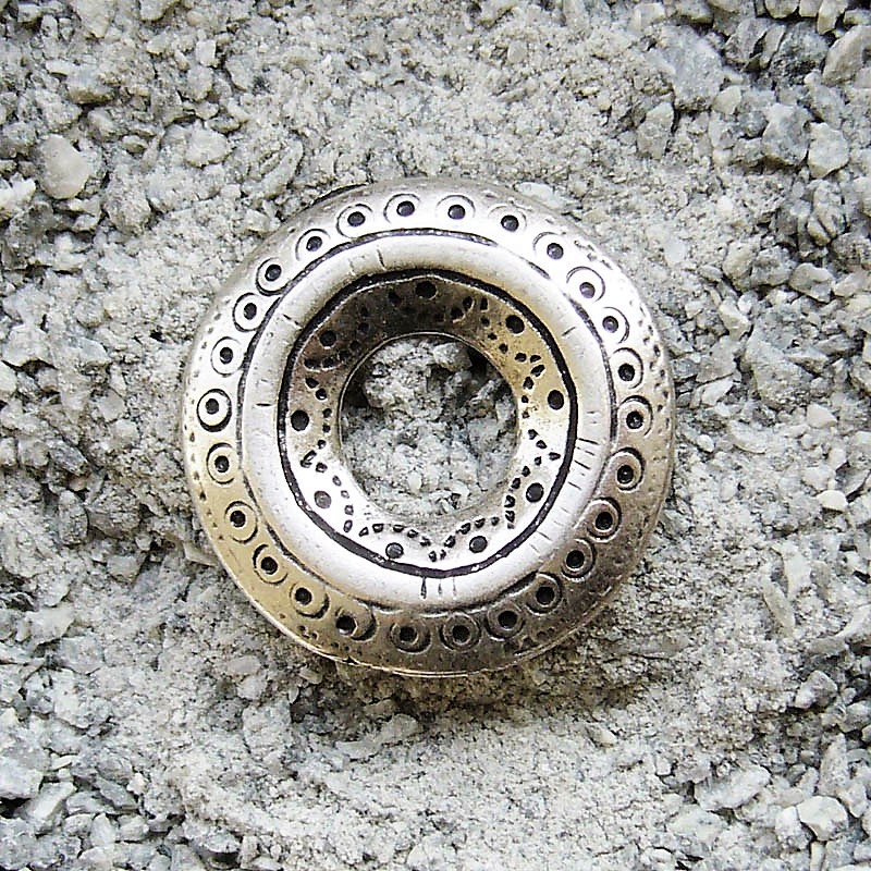 Ringniete – Silberfarbener, verzierter Zierbeschlag im Ringdesign