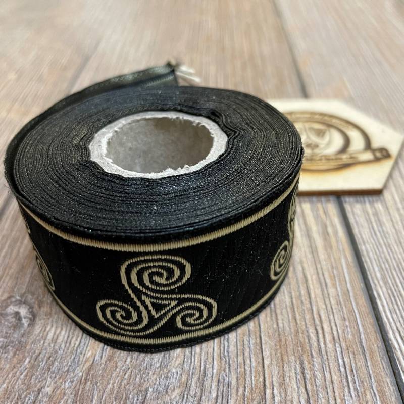 [B33002-5m-schw] Borte "Triskele" schwarz-gold 33 mm auf 5 m Rolle - Mittelalter & Larp