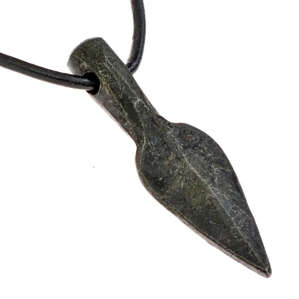 [16 An Ironspear] Geschmiedetes Speer-Amulett