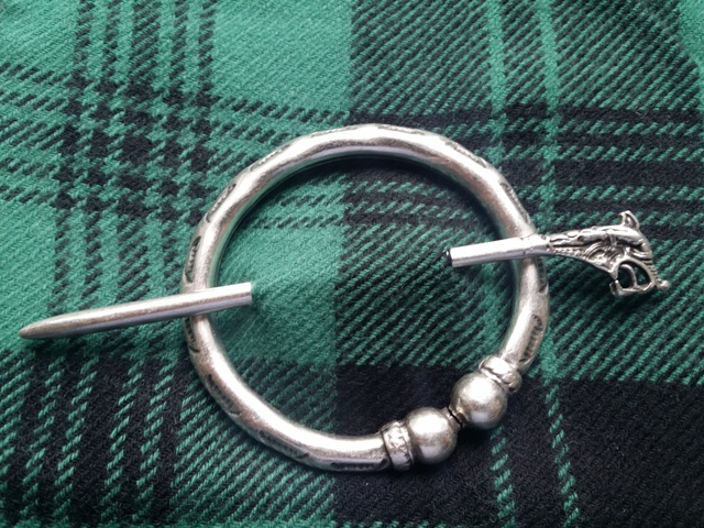 Nordische Plaid-Fibel mit Drachen-Nadel – Silberfarbener Mantelverschluss aus ZAMAK für LARP & Reenactment