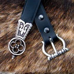 [10 MA 2:B Z.le.br.gr.s.me.si] Mittelalter-Gürtel 2 cm + Riemenende (S, braun, silber)