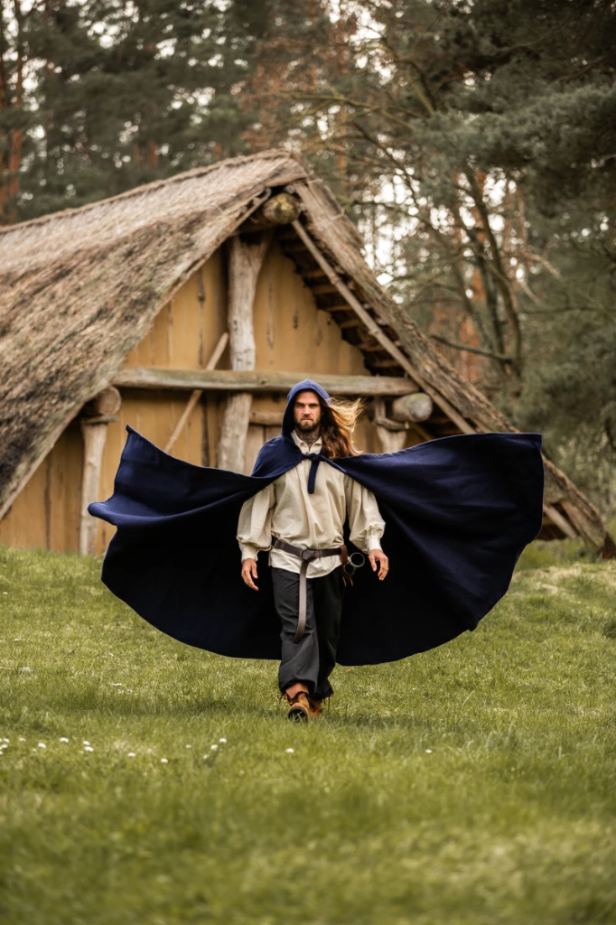 Wollumhang mit langer Kapuze "Hervir" in Blau – Authentischer Schutz für Mittelalter-Enthusiasten