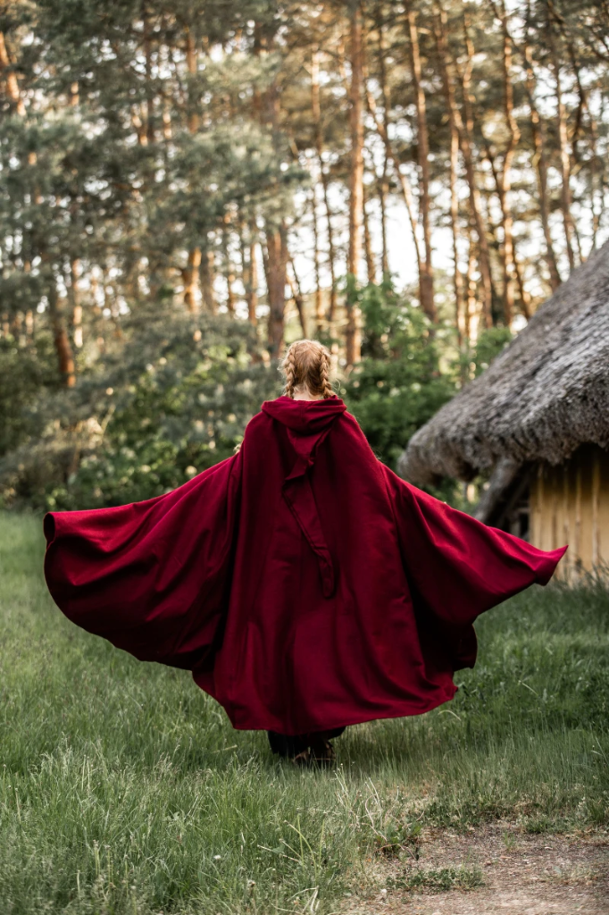 Wollumhang mit langer Kapuze "Hervir" in Rot – Authentischer Umhang für Mittelalter und LARP