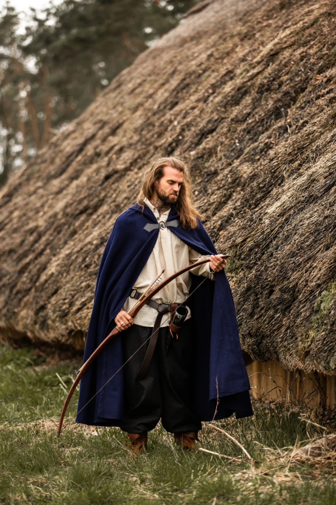 Wollumhang mit Wolfsschließe "Tjark" in Blau – Robuster Begleiter für Mittelalter und LARP