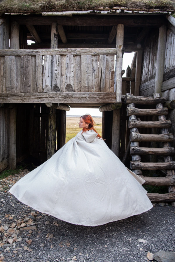 Wollumhang mit Wolfsschließe "Tjark" in Natur – Authentisches Accessoire für Mittelalter und LARP