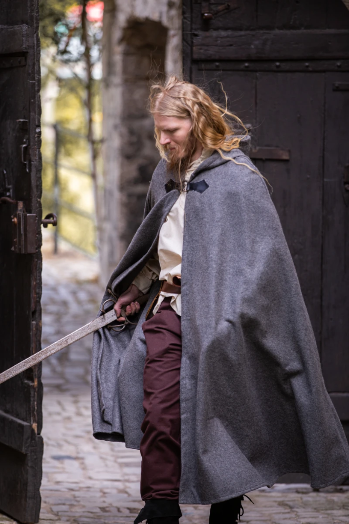 Wollumhang mit Wolfsschließe "Tjark" in Grau – Robustes Accessoire für Mittelalter und LARP