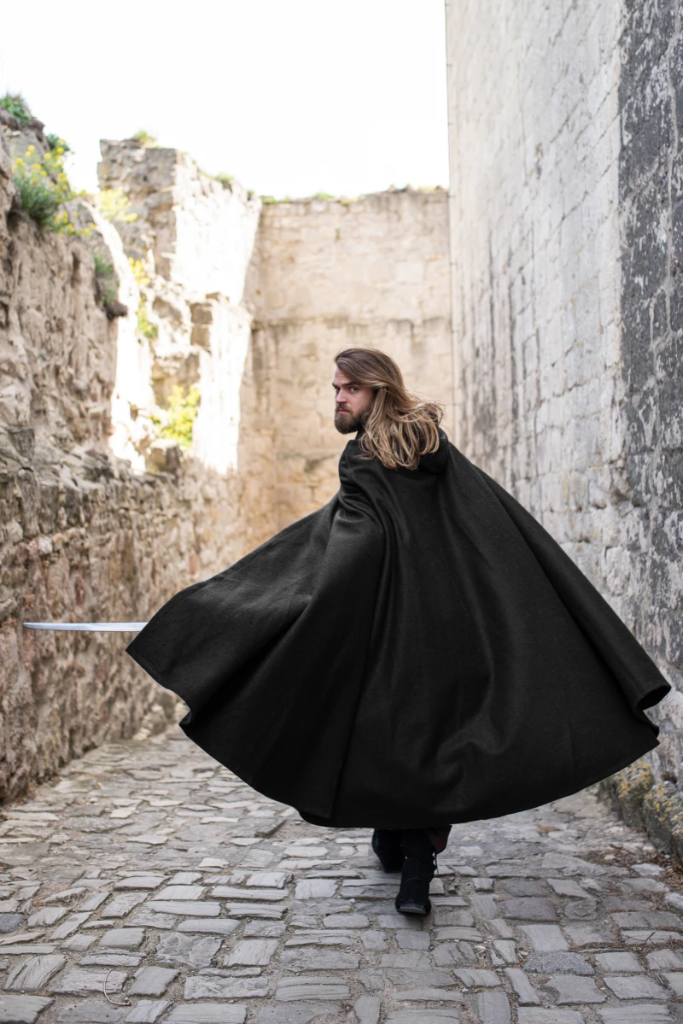 Wollumhang mit Wolfsschließe "Tjark" in Schwarz – Elegantes Accessoire für Mittelalter und LARP (131 cm)