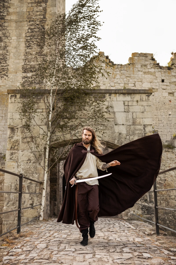 Wollumhang mit Wolfsschließe "Tjark" in Braun – Authentisches Accessoire für Mittelalter und LARP 