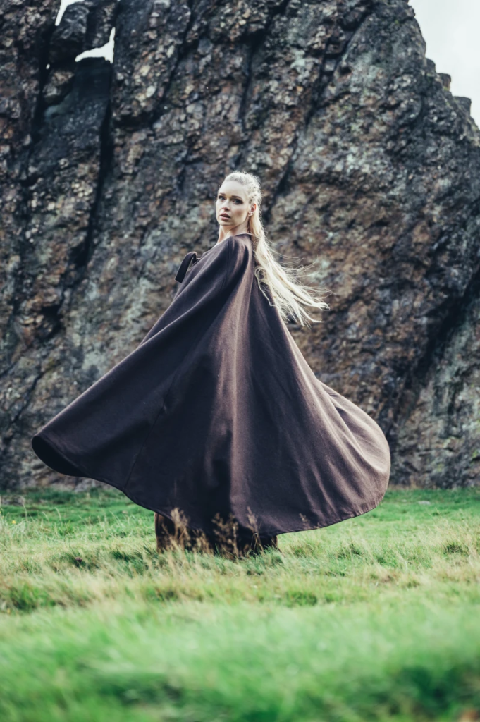 Mittelalterumhang ohne Kapuze "Kuno" in Braun – Zeitloser Begleiter für authentische Darstellungen