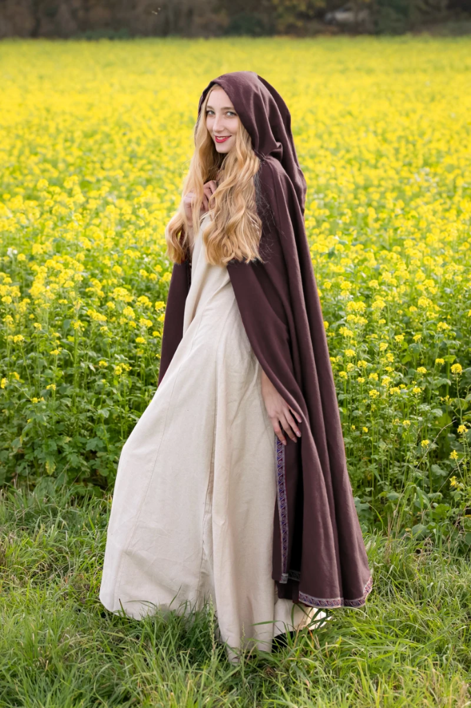 Wollumhang mit Bordüre und Fibel "Daniel" in Braun – Stilvolles Accessoire für mittelalterliche Authentizität