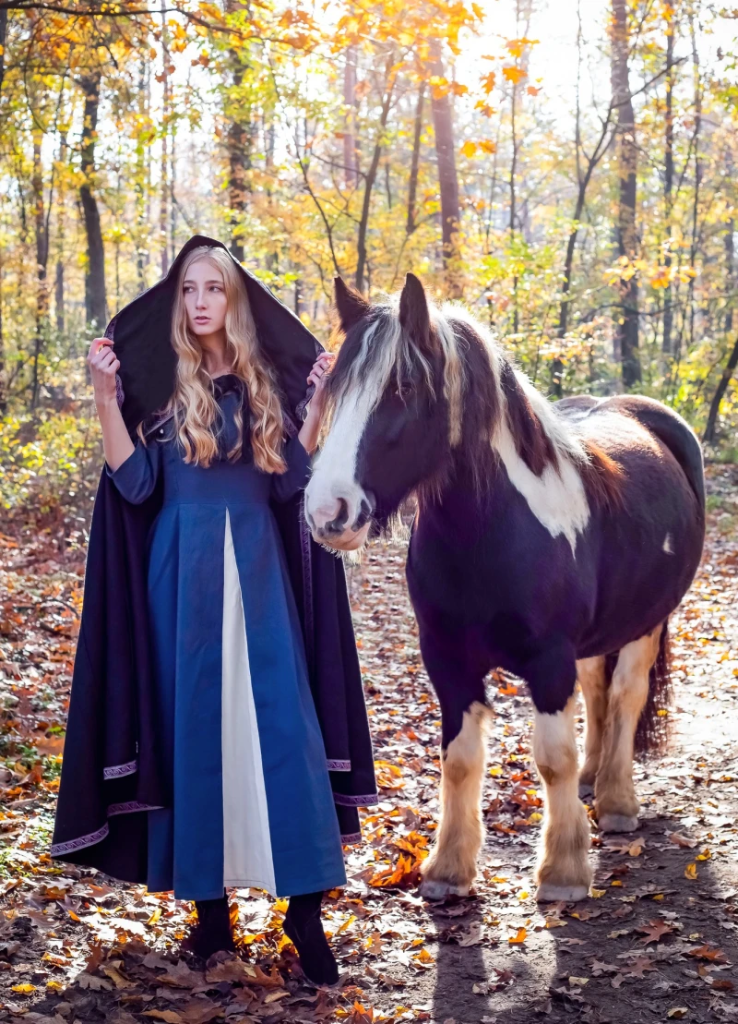 Umhang mit großer Kapuze "Theresa" in Schwarz – Elegantes und mystisches Accessoire