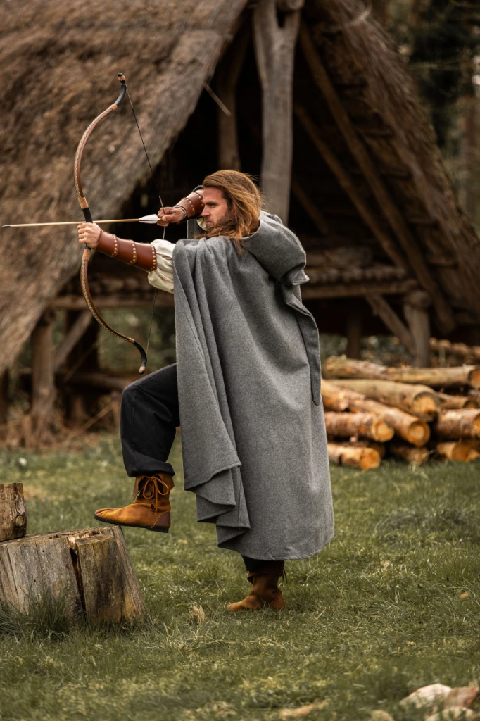 Wollumhang mit Fibel und langer Kapuze "Ilmar" in Grau – Zeitloser Schutz für historische Gewandungen