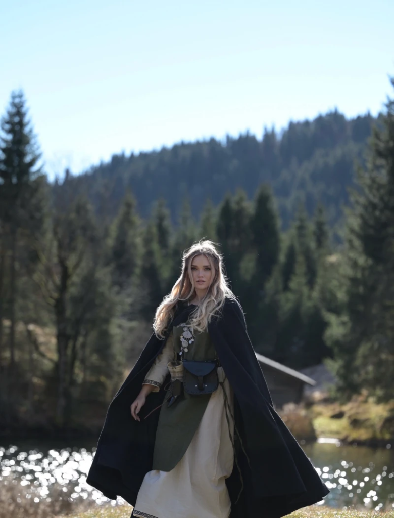 [6007s] Klassischer Mittelalterumhang "Elinor" in Schwarz – Zeitlose Eleganz für historische Gewandungen