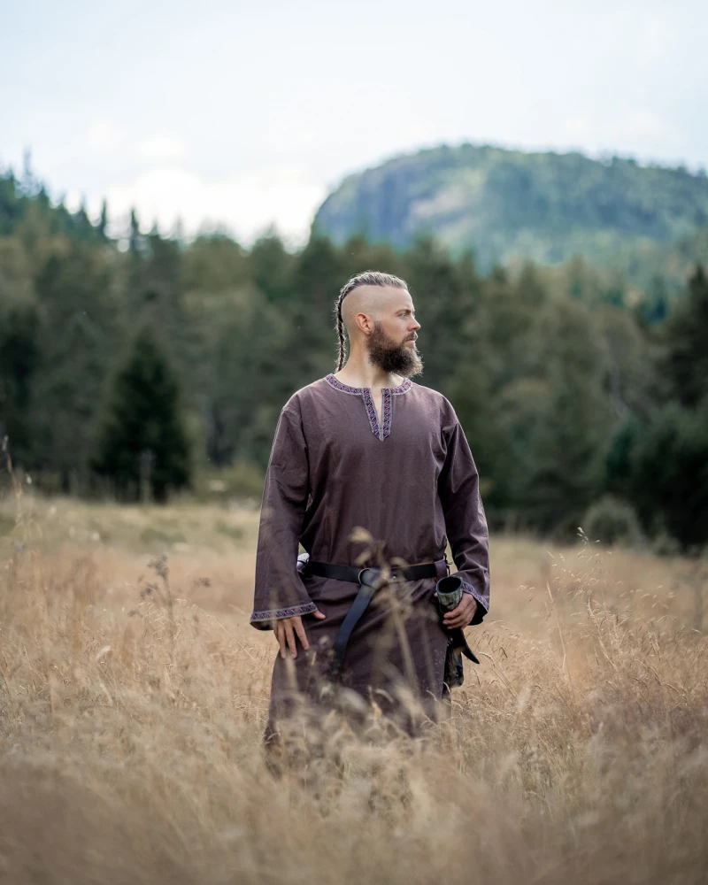 Tunika Halvor in Dunkelbraun – Mittelalterliche Herren-Tunika mit kunstvoller Bordüre