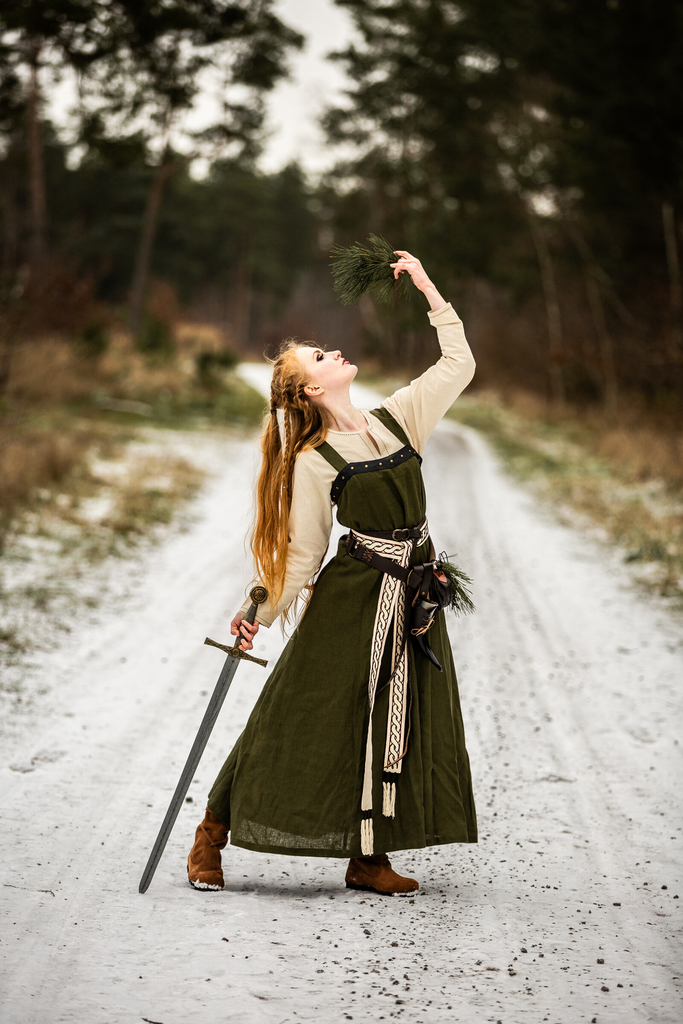 Wikinger-Überkleid „Alena“ – Grün (100 % Leinen, Lederapplikationen) (S/M)