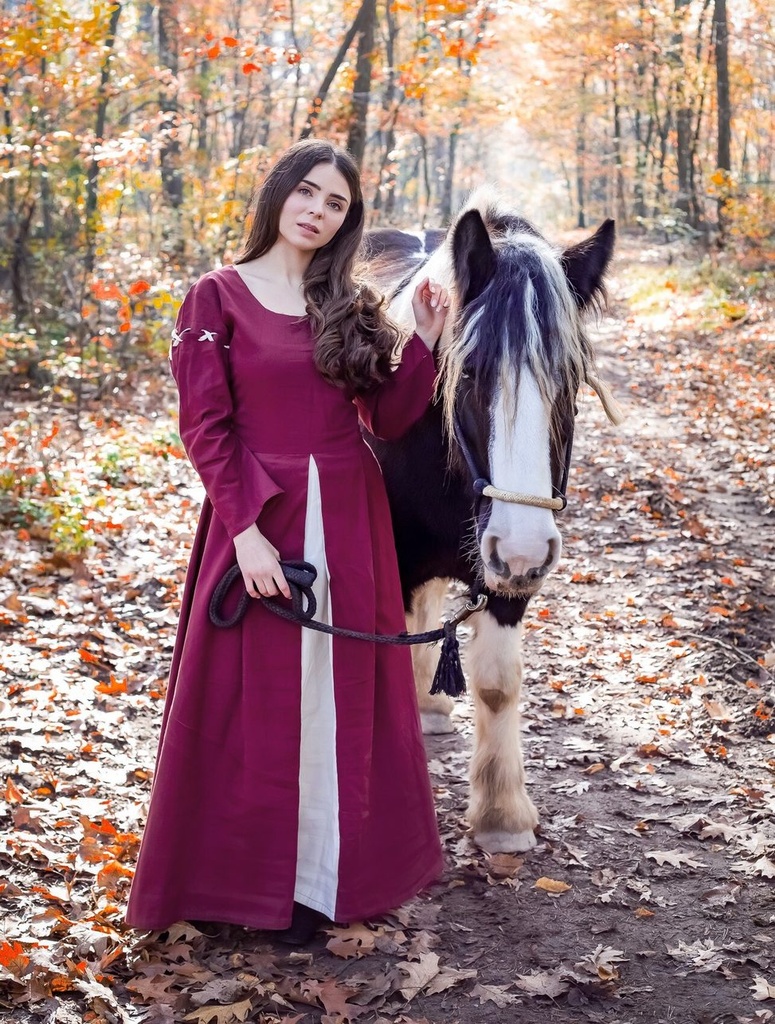 Mittelalterkleid „Larina“ – Zeitlose Eleganz in Rot und Natur 