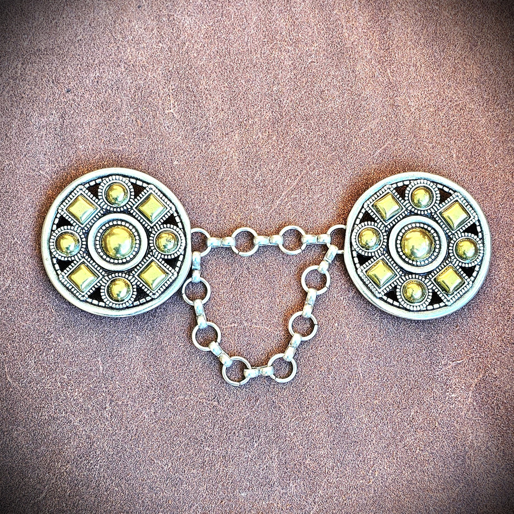 [V-6007-1] TYR Gewandverschluss silber/messing – Schwerer ZAMAK-Umhangverschluss mit Schildmotiv für LARP & Mittelalter