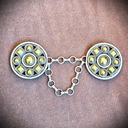 TYR Gewandverschluss silber/messing – Schwerer ZAMAK-Umhangverschluss mit Schildmotiv für LARP & Mittelalter