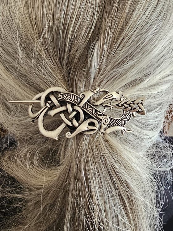 Keltische Gewandspange „Celtic Reptil“ – silberfarben mit Knotennadel, auch als Haarspange nutzbar