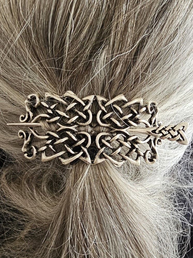 Silberfarbene keltische Gewandspange „Celtic Heartsknot“ – Flacher Verschluss oder Haarspange aus ZAMAK