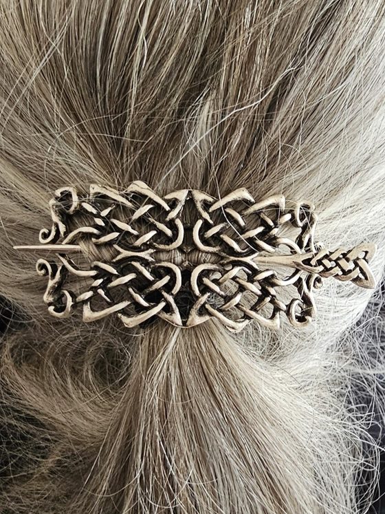 Silberfarbene keltische Gewandspange „Celtic Heartsknot“ – Flacher Verschluss oder Haarspange aus ZAMAK